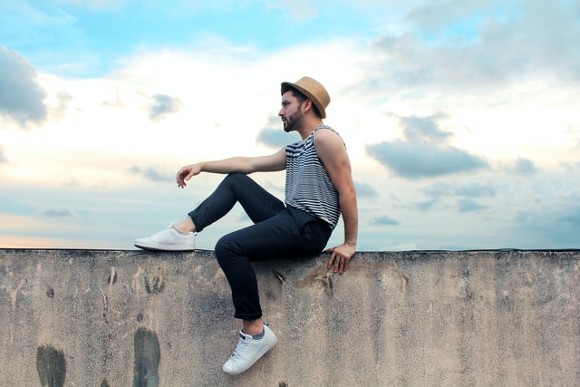 Homem com calça Jeans