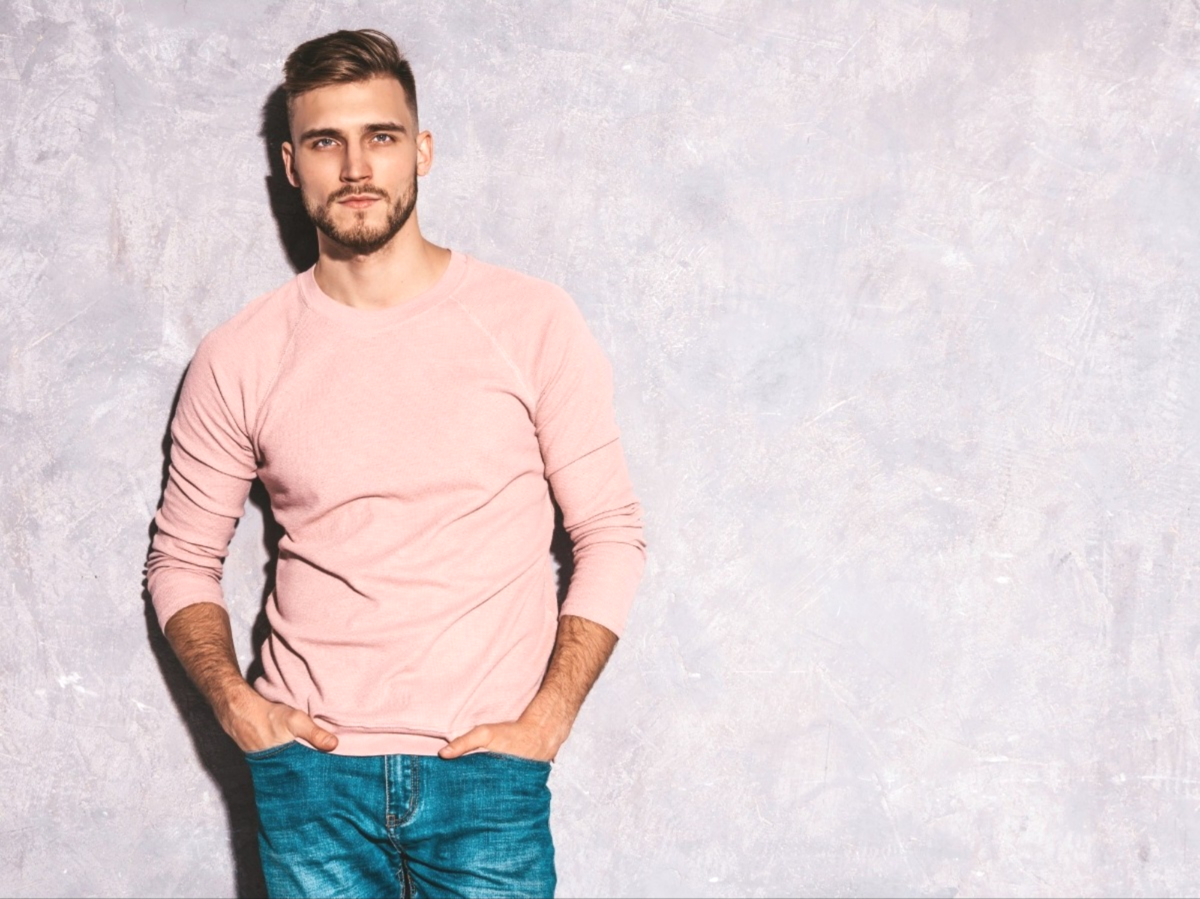 Homem com camisa rosa