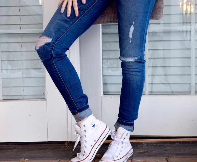 Mulher com calça rasgada