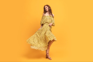 Mulher com vestido amarelo