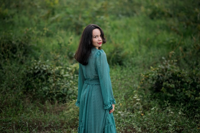 Mulher com vestido verde